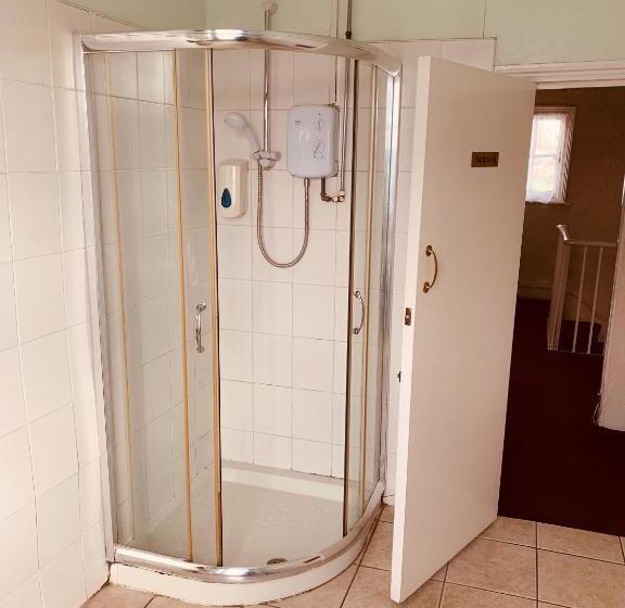 패밀리 룸 공용 욕실, The Lion Brewery