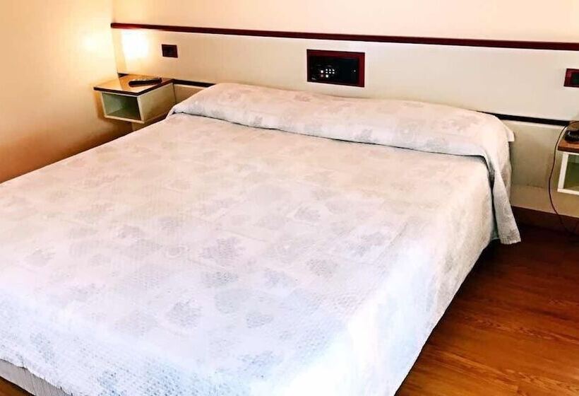 Habitació Triple Estàndard, Maxim