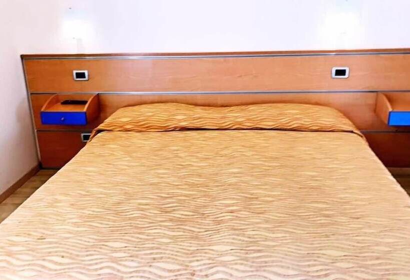 Habitació Triple Estàndard, Maxim