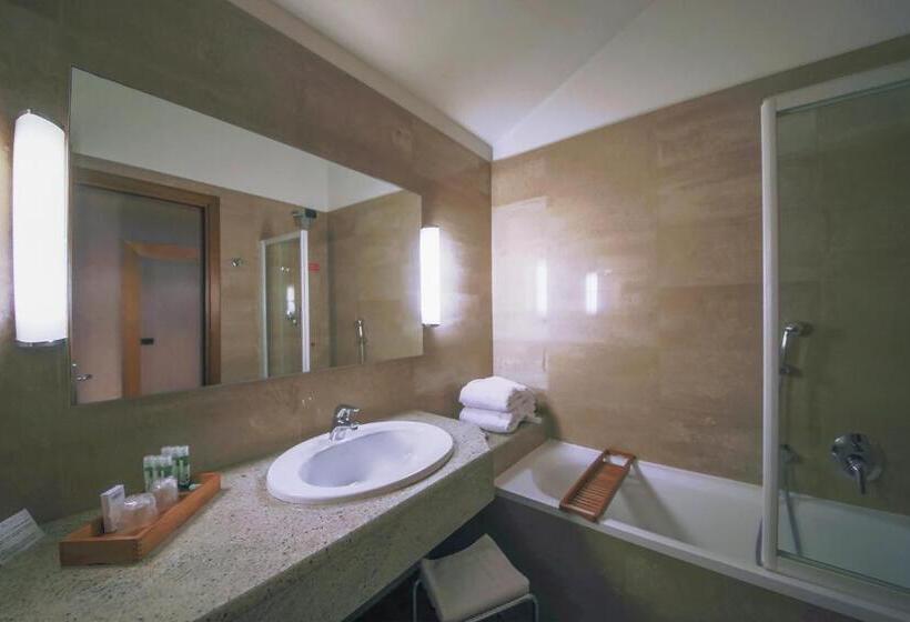 جناح عائلي, Monica Hotel Fiera