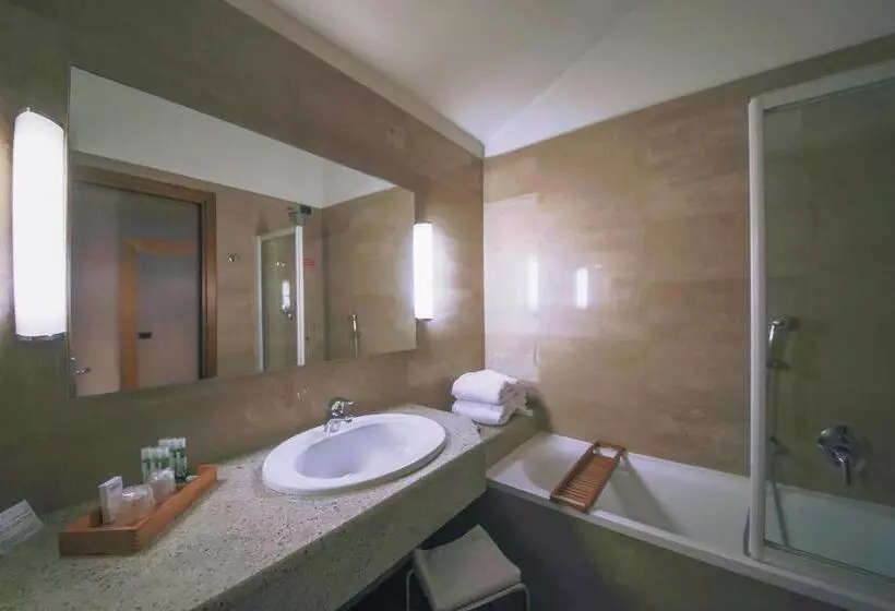سوییت خانوادگی, Monica Hotel Fiera