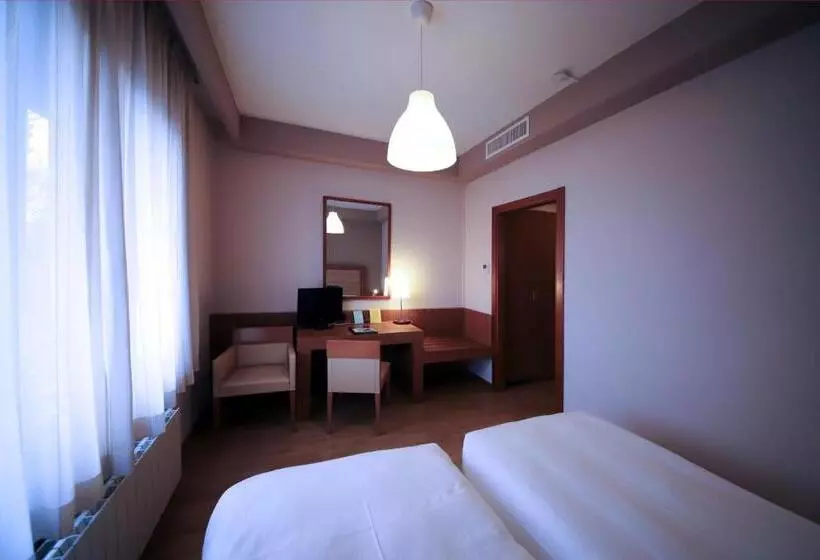 اتاق راحتی, Monica Hotel Fiera