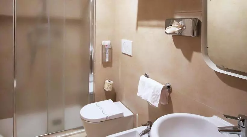 اتاق سوپریور سه تخته, Monica Hotel Fiera