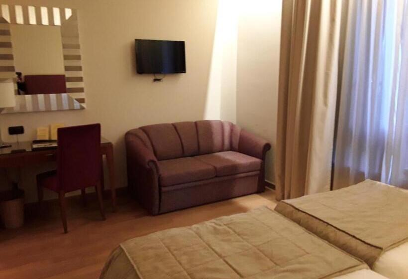 غرفة سوبيريور ثلاثية, Monica Hotel Fiera