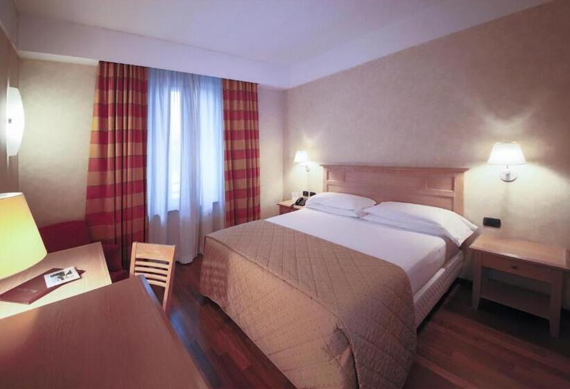 غرفة برستيج, Monica Hotel Fiera