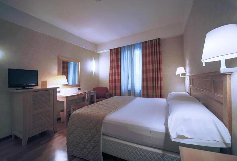 غرفة برستيج, Monica Hotel Fiera