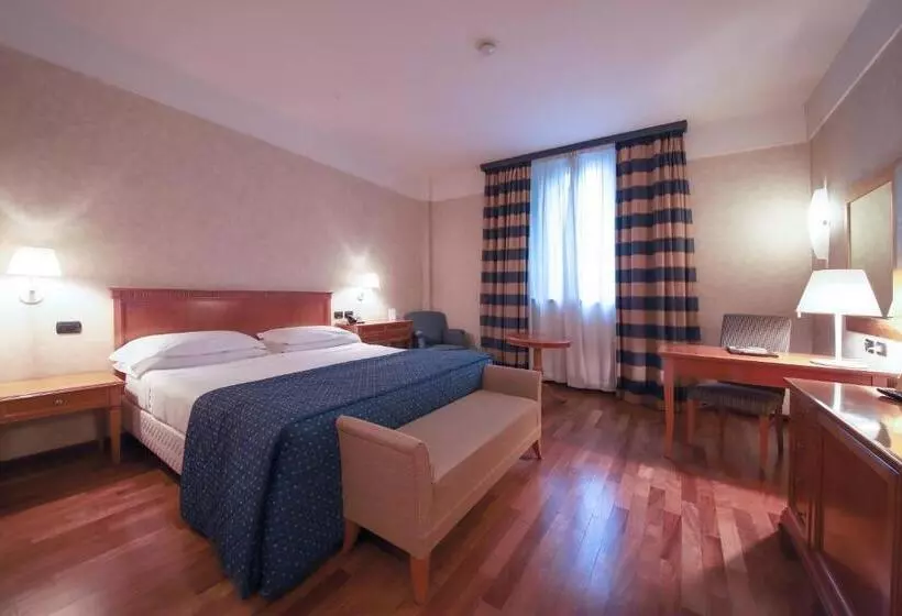 اتاق استاندارد با چشم‌انداز باغ, Monica Hotel Fiera