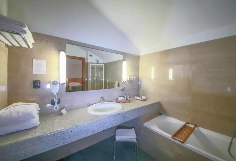 اتاق پنت هاوس, Monica Hotel Fiera