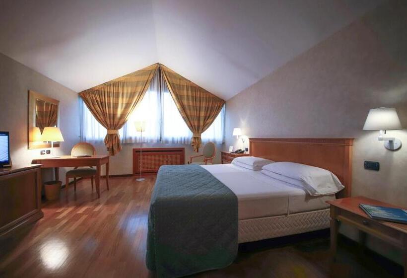 غرفة دور أخير, Monica Hotel Fiera