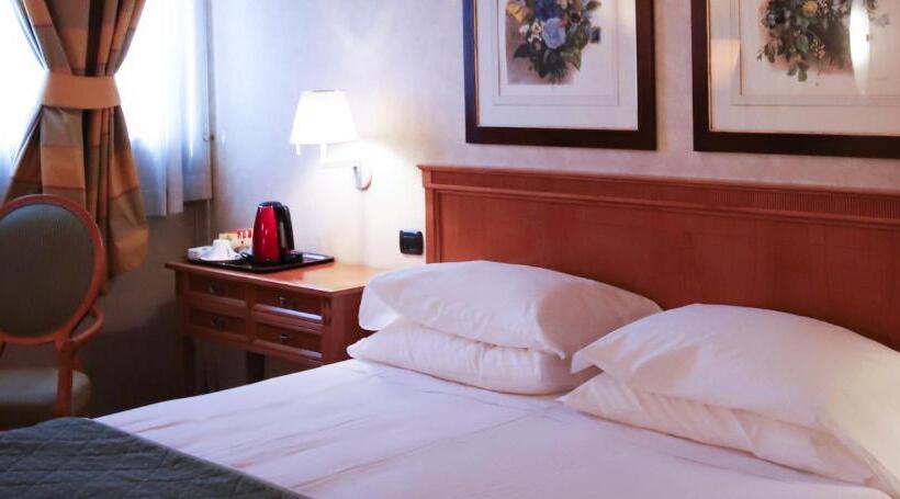 غرفة دور أخير, Monica Hotel Fiera