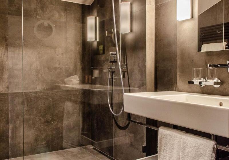 Camera Familiare, Turner