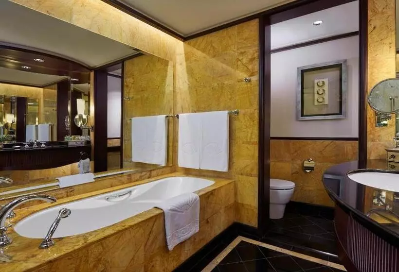 اتاق اجرایی با تخت بزرگ, Mandarin Oriental Kuala Lumpur