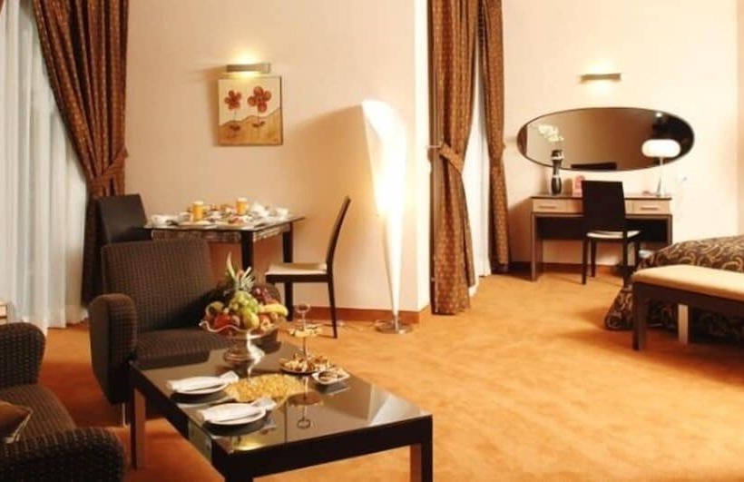 سوییت جونیور, Regency Palace