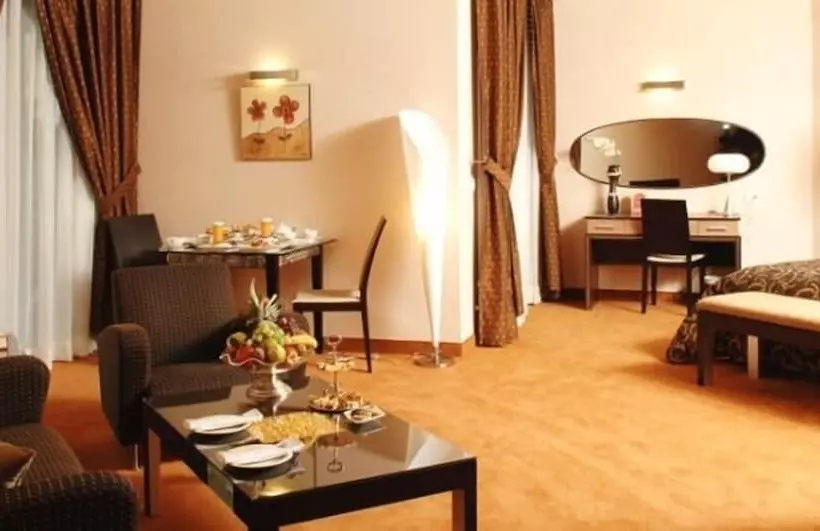 سوییت جونیور, Regency Palace