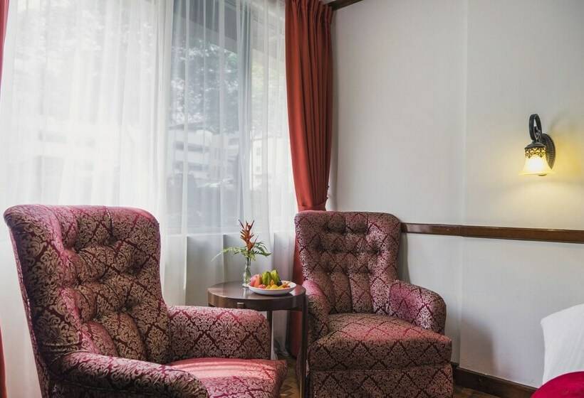 标准间, Shah S Village