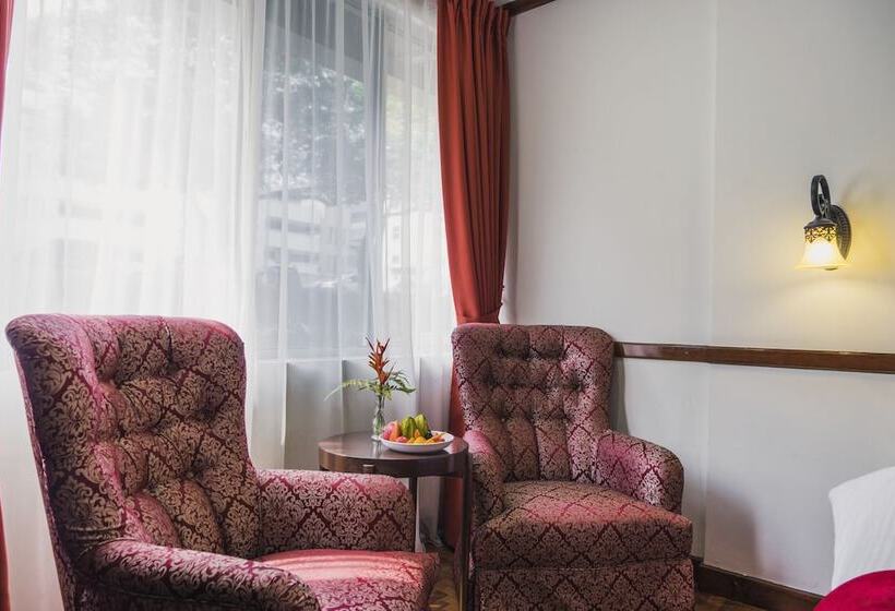 标准间, Shah S Village