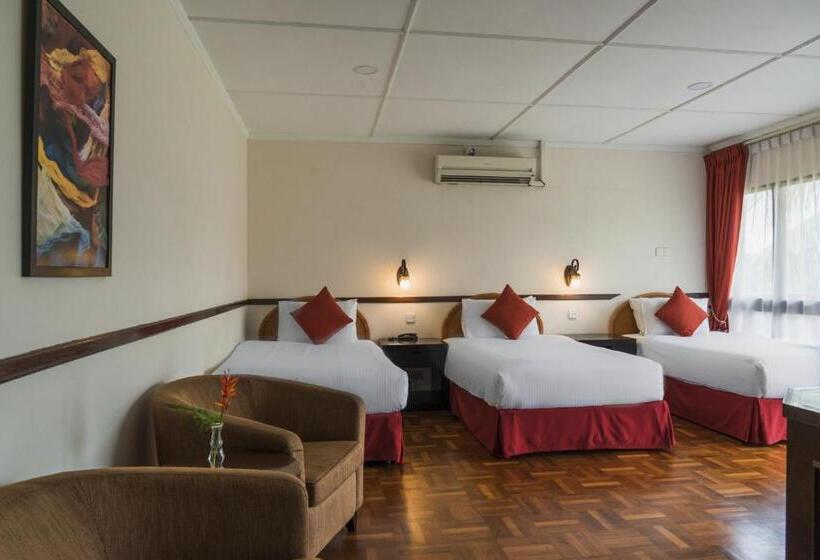 带阳台的三人标准间, Shah S Village