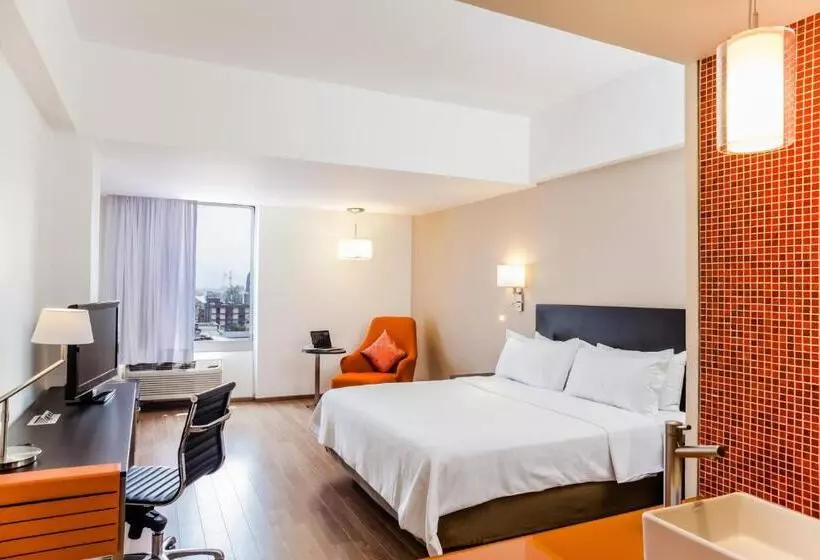 キングサイズベッドのスタンダードルーム, Fiesta Inn Tlalnepantla
