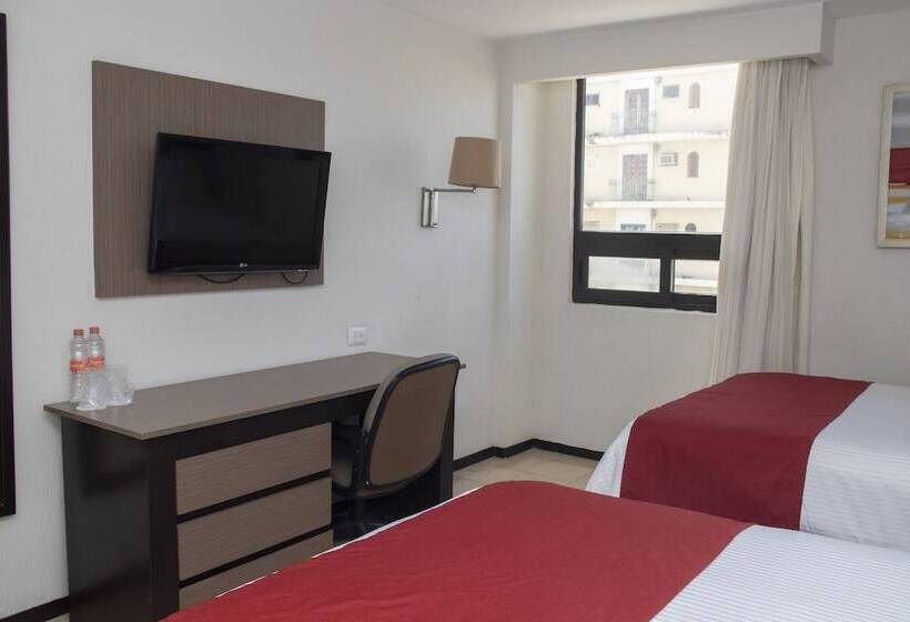 带2个双人床的标准工作室, Ramada Hola Culiacan