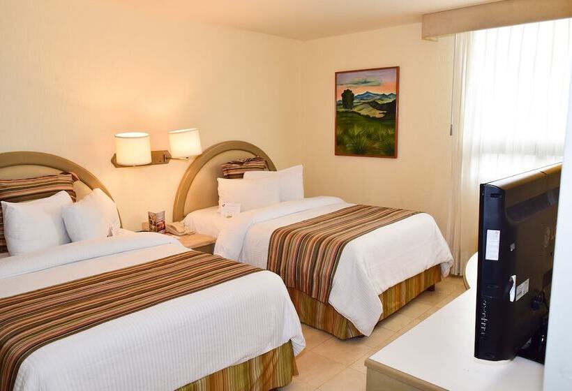带2个双人床的标准工作室, Ramada Hola Culiacan