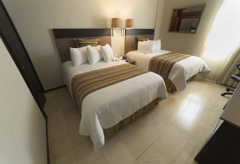 带2个双人床的标准工作室, Ramada Hola Culiacan