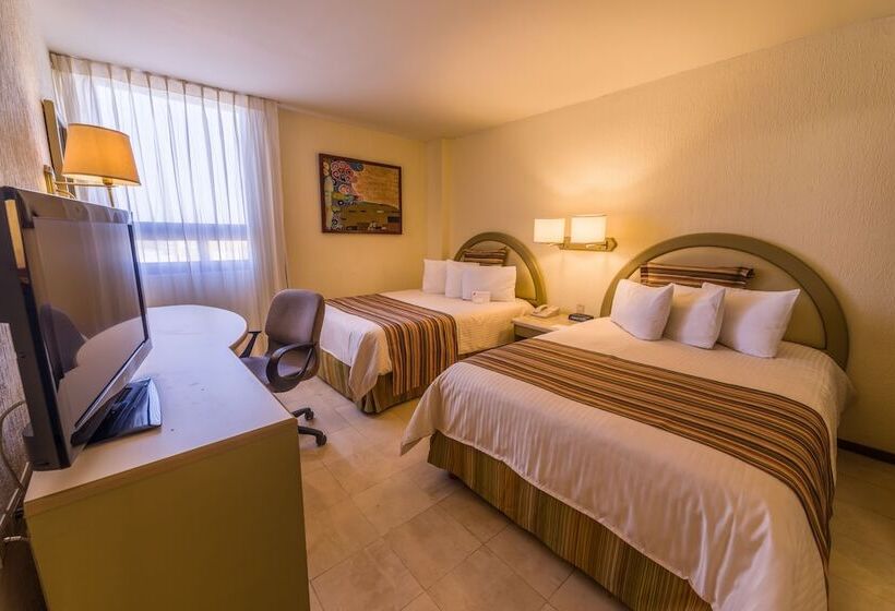 带2个双人床的标准工作室, Ramada Hola Culiacan