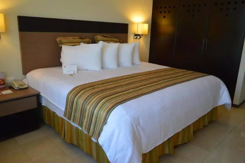 キングサイズベッドのスタンダードルーム, Ramada Hola Culiacan