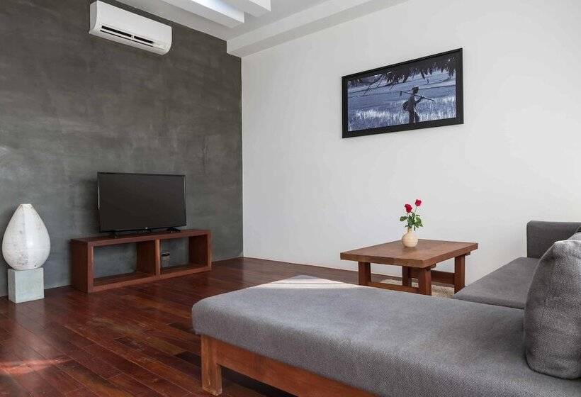 جناح ديلوكس, Ung D