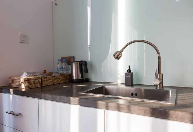 جناح ديلوكس, Ung D