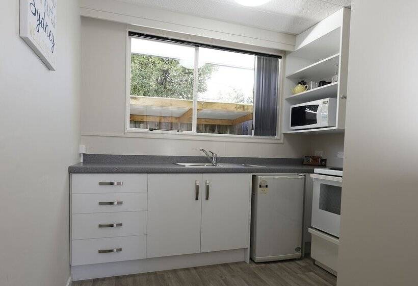 استودیوی استاندارد, Aden Motel