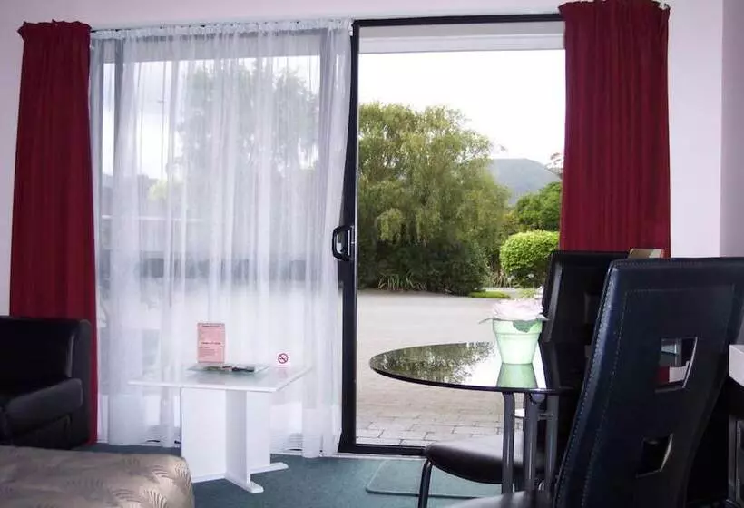 Standard-studio, Camellia Court Motel