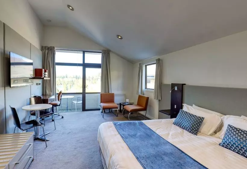 استودیوی استاندارد, Garden Court Suites & Apartments