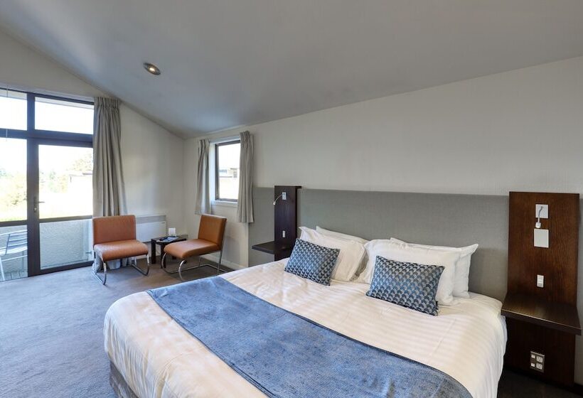 استودیوی استاندارد, Garden Court Suites & Apartments