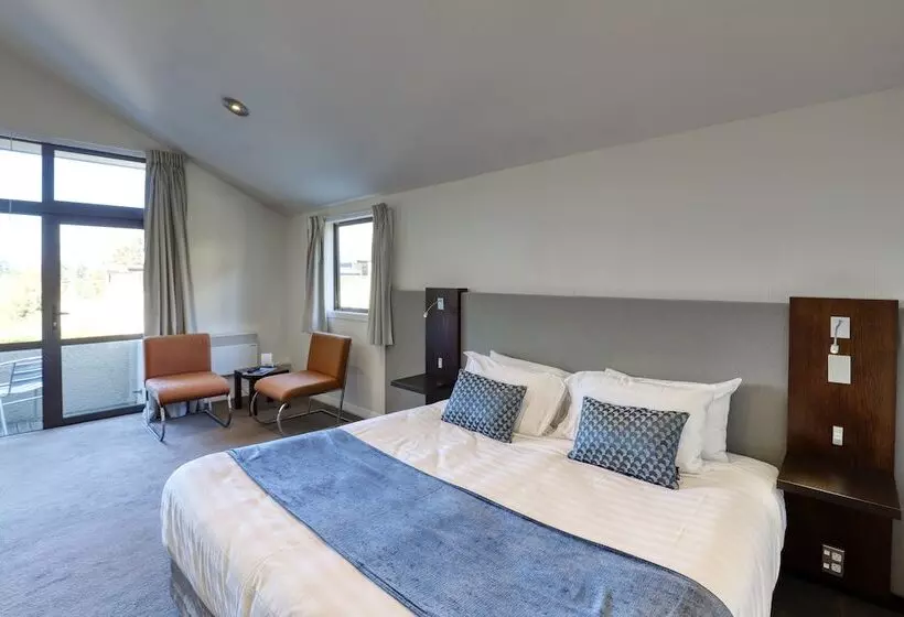 استودیوی استاندارد, Garden Court Suites & Apartments