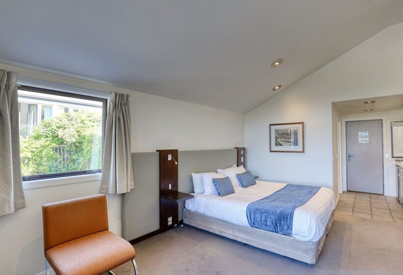 استودیوی استاندارد, Garden Court Suites & Apartments