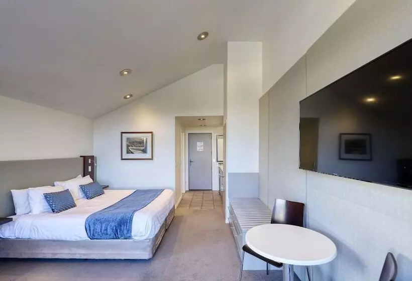 استودیوی استاندارد, Garden Court Suites & Apartments