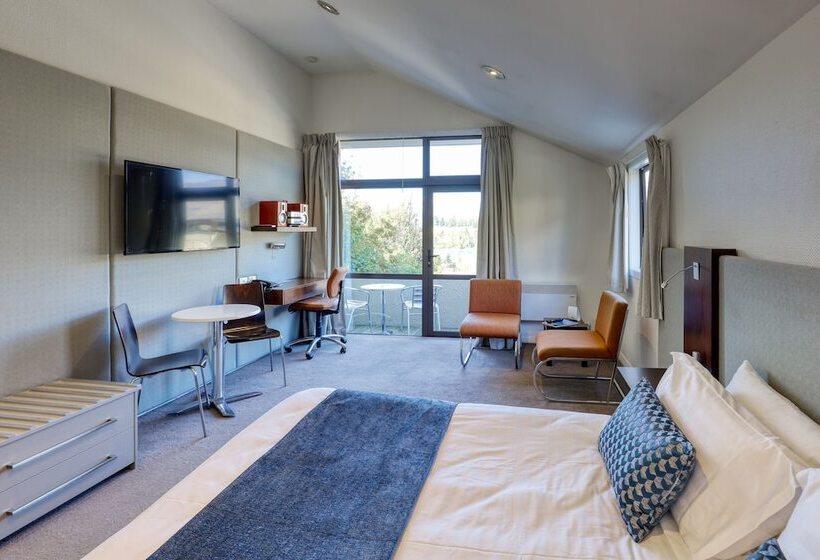 استودیوی استاندارد, Garden Court Suites & Apartments