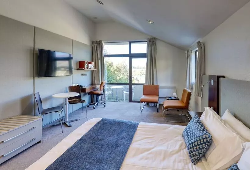 استودیوی استاندارد, Garden Court Suites & Apartments
