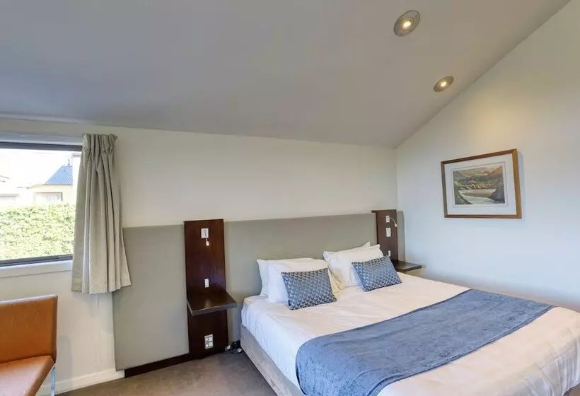 استودیوی استاندارد, Garden Court Suites & Apartments