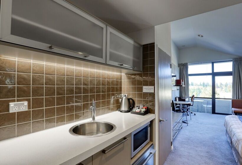 استودیوی استاندارد, Garden Court Suites & Apartments