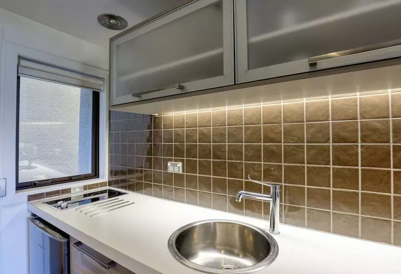 استودیوی استاندارد, Garden Court Suites & Apartments