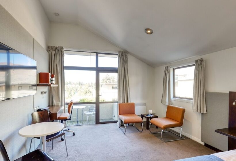 استودیوی استاندارد, Garden Court Suites & Apartments