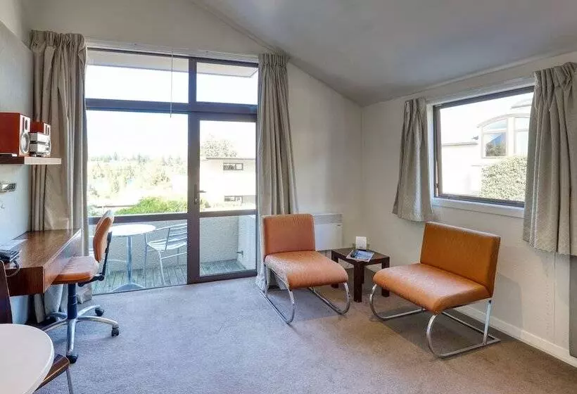 استودیوی استاندارد, Garden Court Suites & Apartments