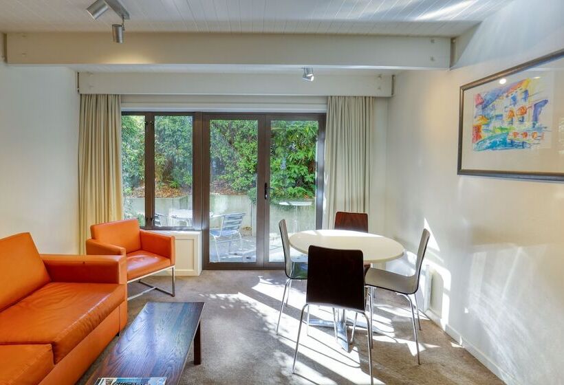 Апартаменты 2 Спальни Внутрение, Garden Court Suites & Apartments