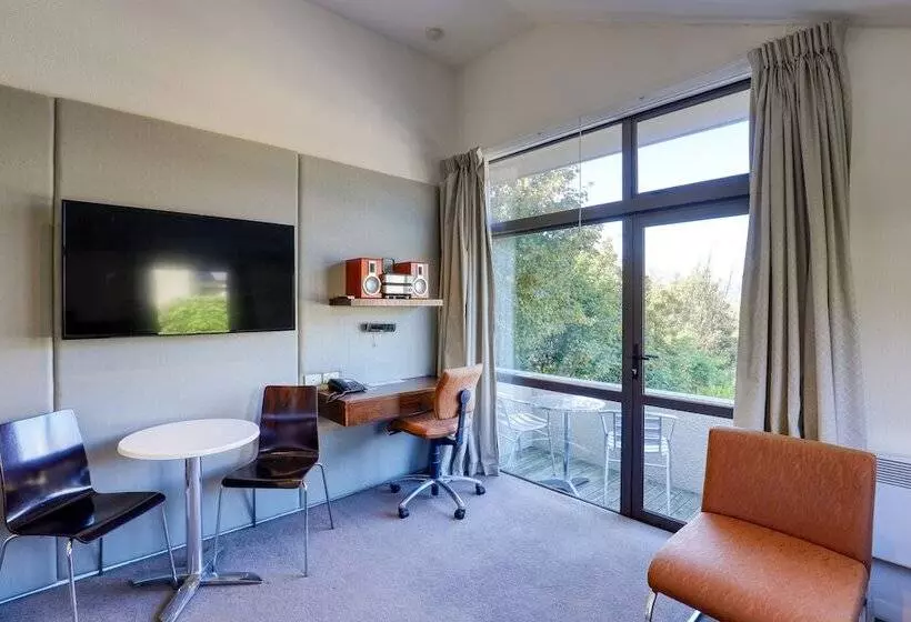 استودیوی استاندارد, Garden Court Suites & Apartments