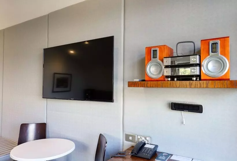 استودیوی استاندارد, Garden Court Suites & Apartments