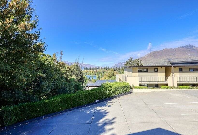 استودیوی استاندارد, Garden Court Suites & Apartments