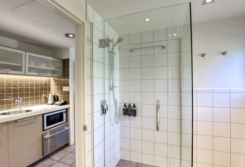 استودیوی استاندارد, Garden Court Suites & Apartments