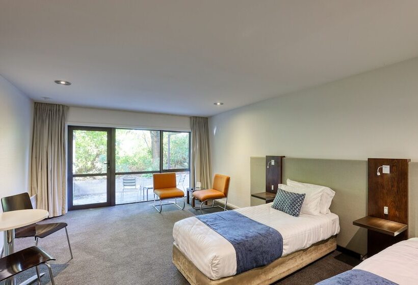 استودیوی استاندارد, Garden Court Suites & Apartments