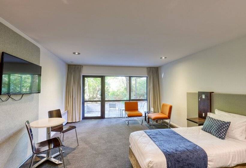 استودیوی استاندارد, Garden Court Suites & Apartments